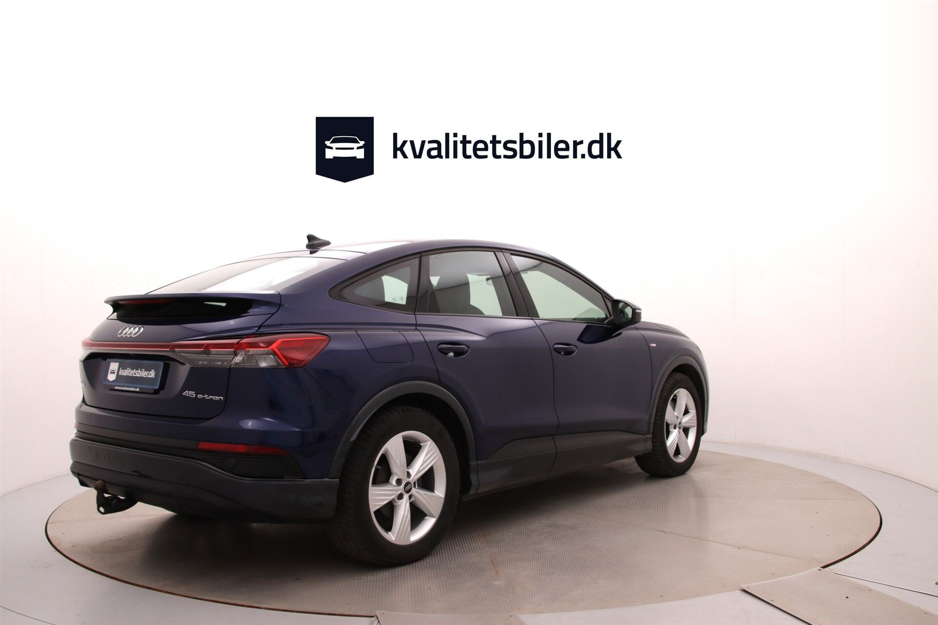 Blå Audi Q4 fra 2024