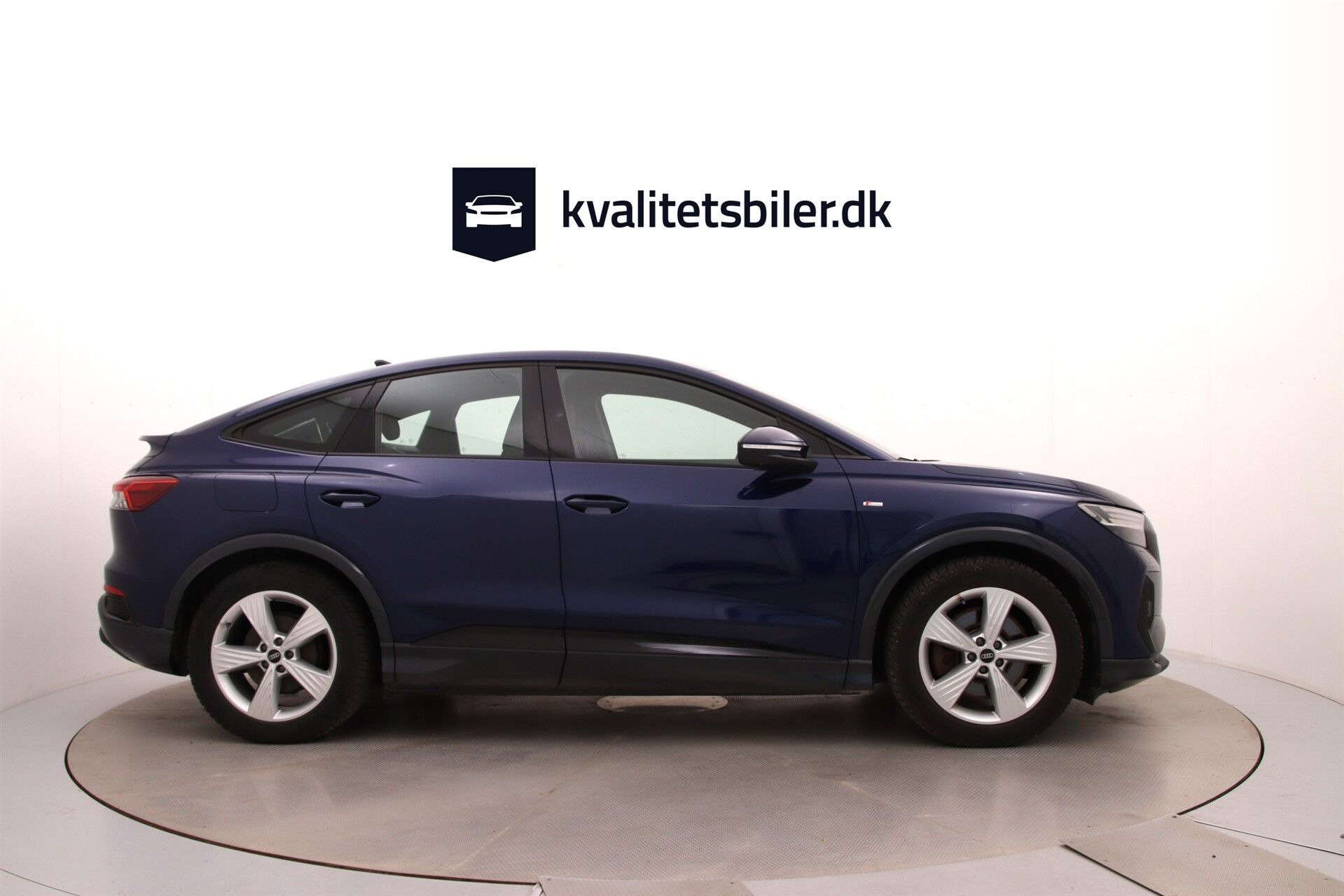 Blå Audi Q4 fra 2024