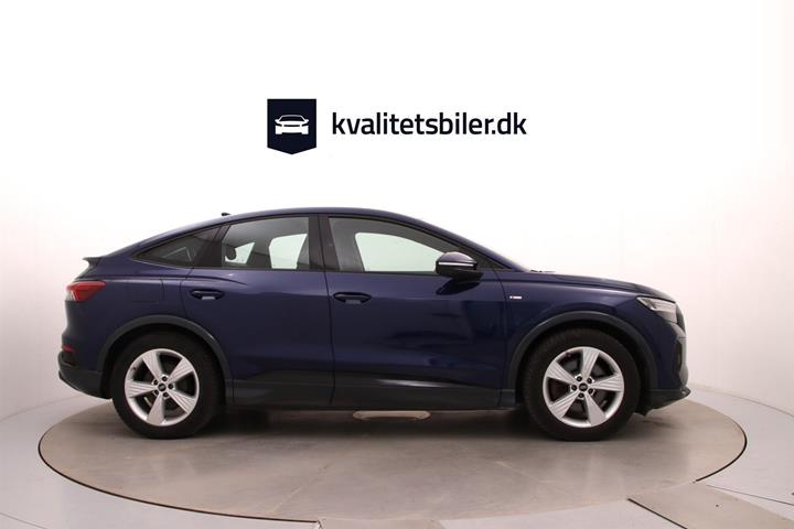 Blå Audi Q4 fra 2024