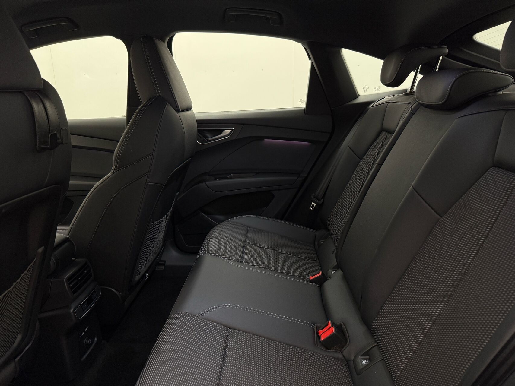 Blå Audi Q4 fra 2024