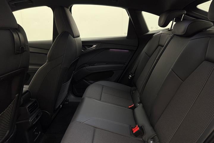 Blå Audi Q4 fra 2024