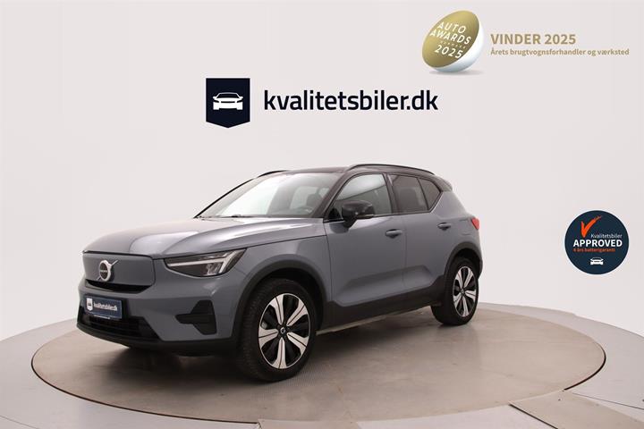 Grå Volvo XC40 fra 2023 set udefra