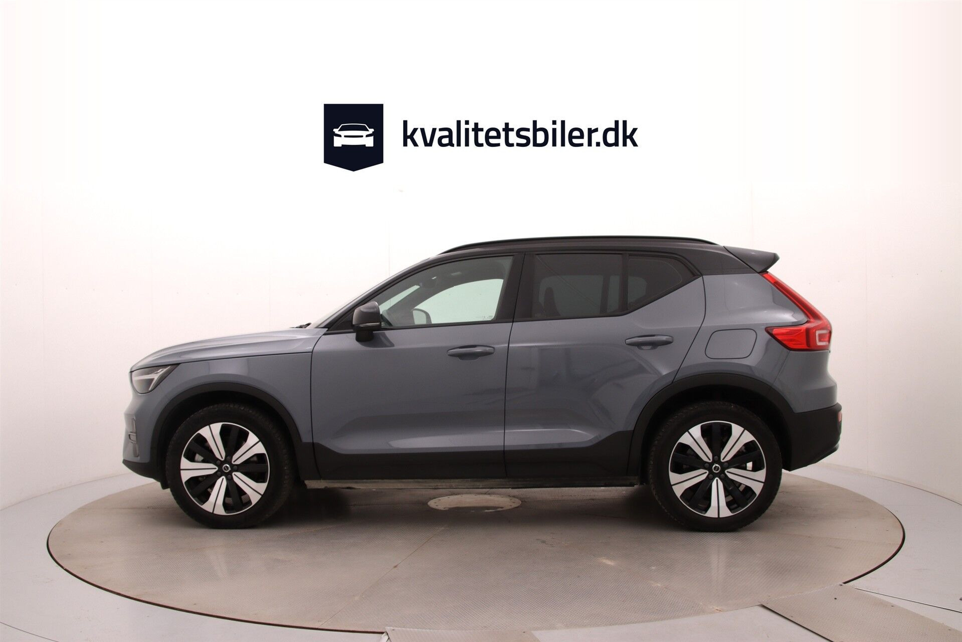 Grå Volvo XC40 fra 2023