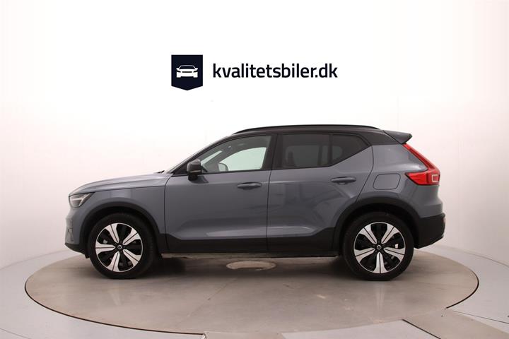 Grå Volvo XC40 fra 2023