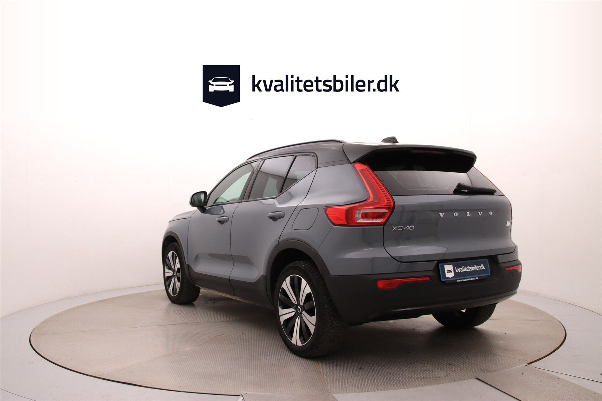 Grå Volvo XC40 fra 2023
