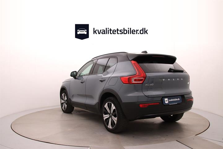Grå Volvo XC40 fra 2023