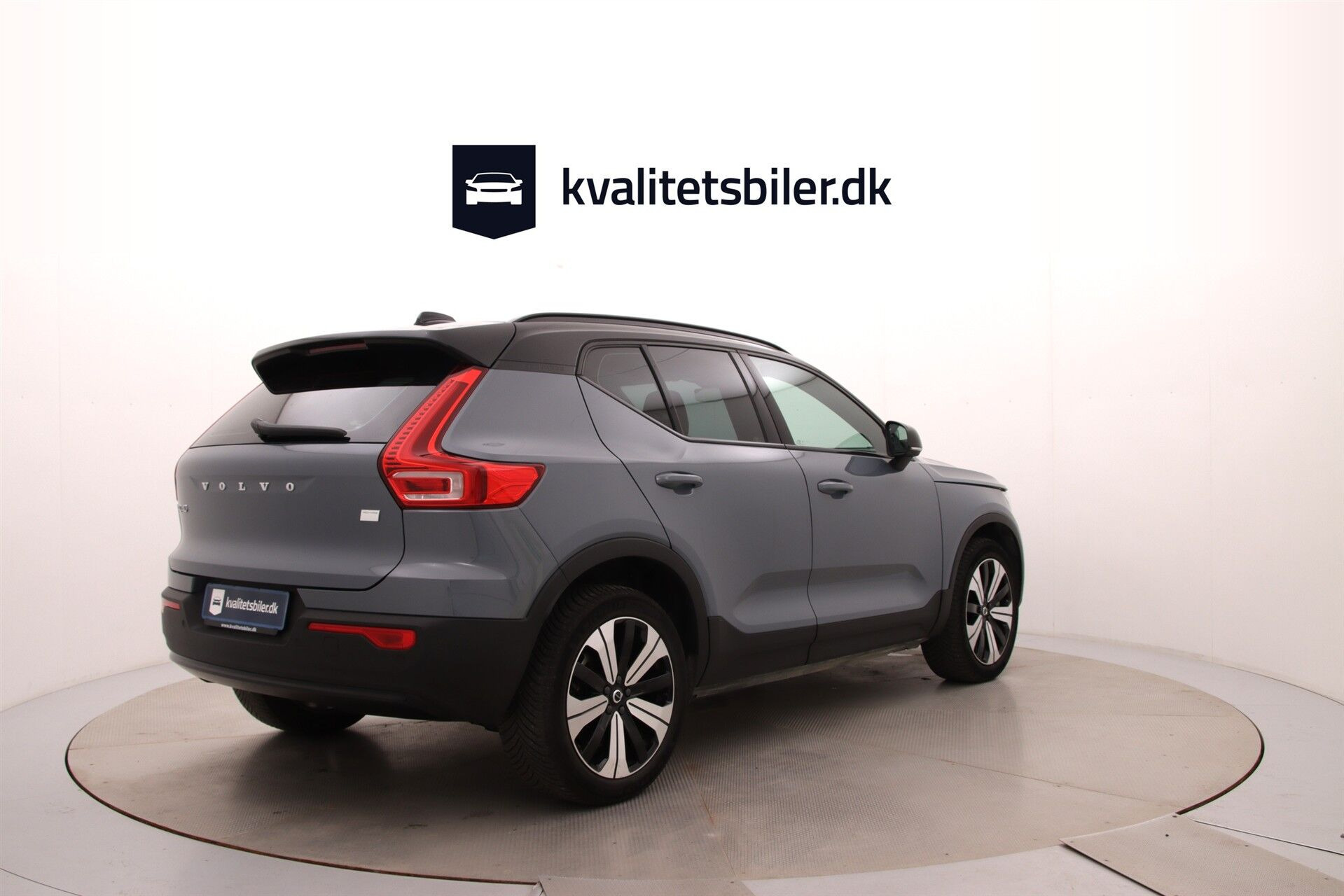 Grå Volvo XC40 fra 2023