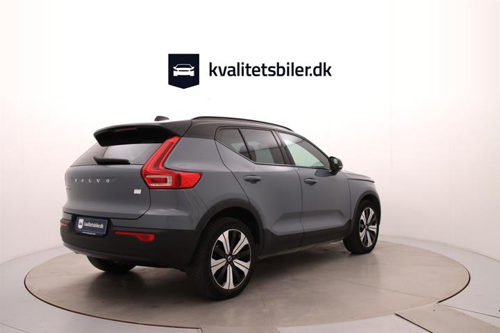 Grå Volvo XC40 fra 2023
