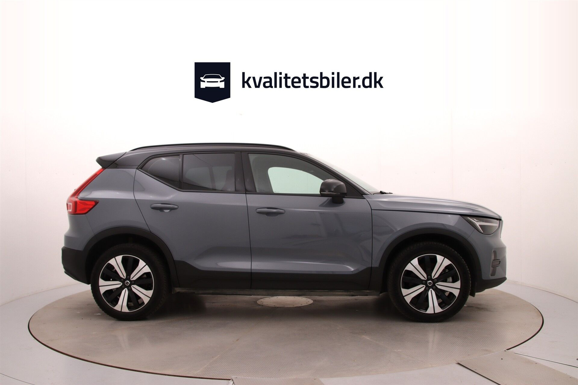 Grå Volvo XC40 fra 2023