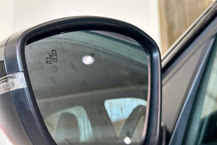 Rød Opel Mokka-e fra 2022