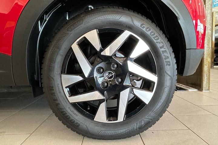 Rød Opel Mokka-e fra 2022