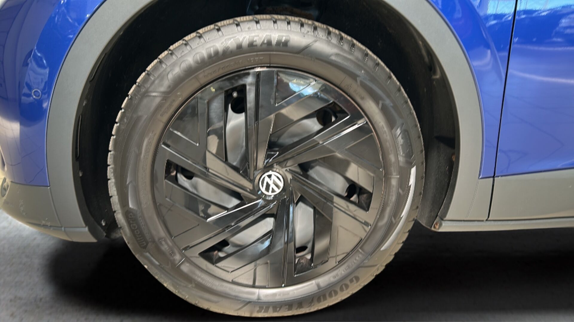 Blå VW ID.4 fra 2023