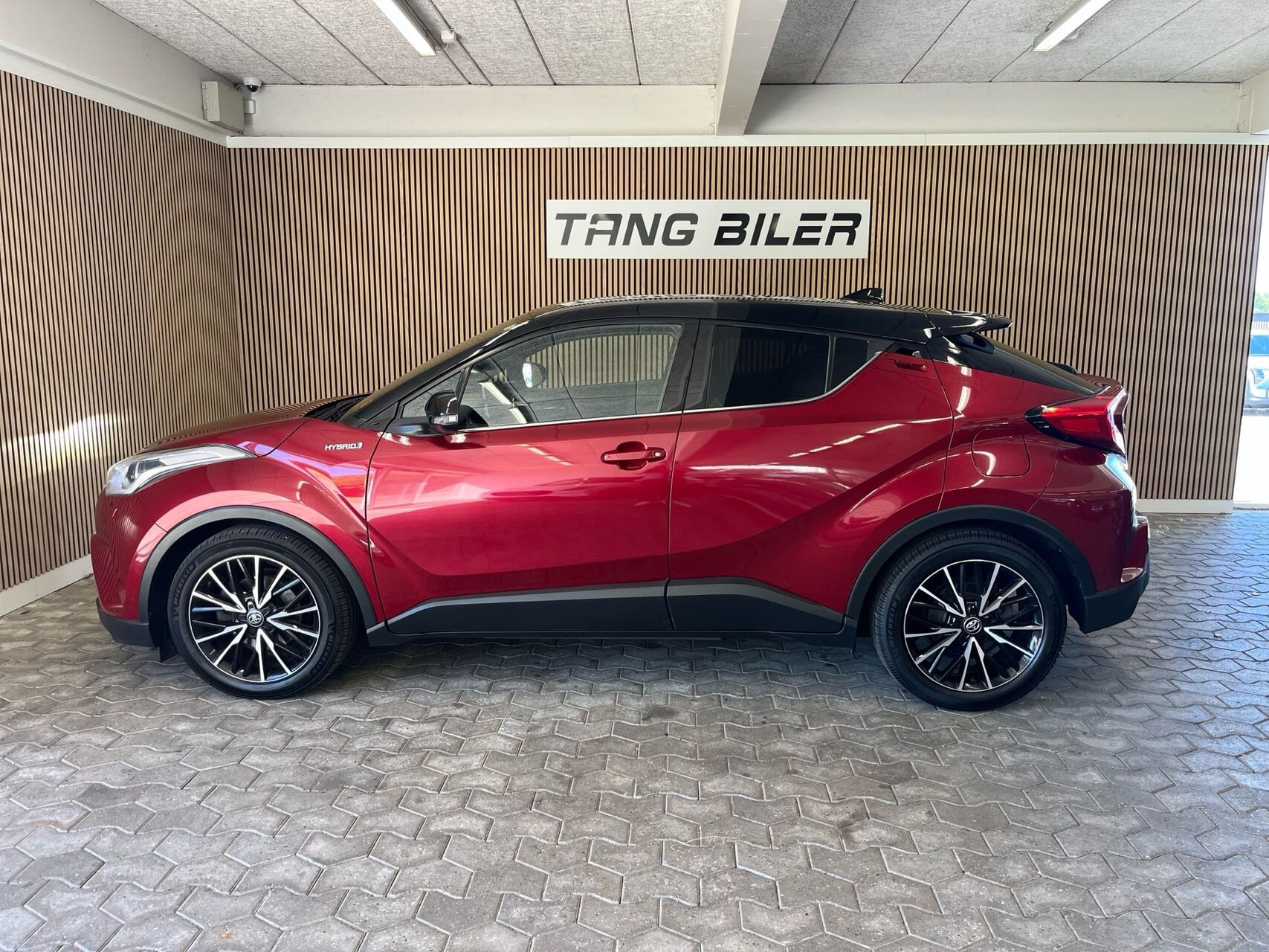 Rød Toyota C-HR fra 2018