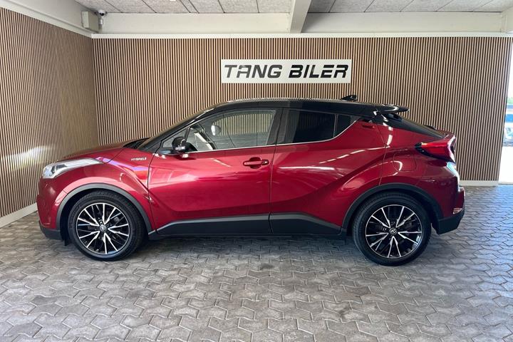 Rød Toyota C-HR fra 2018