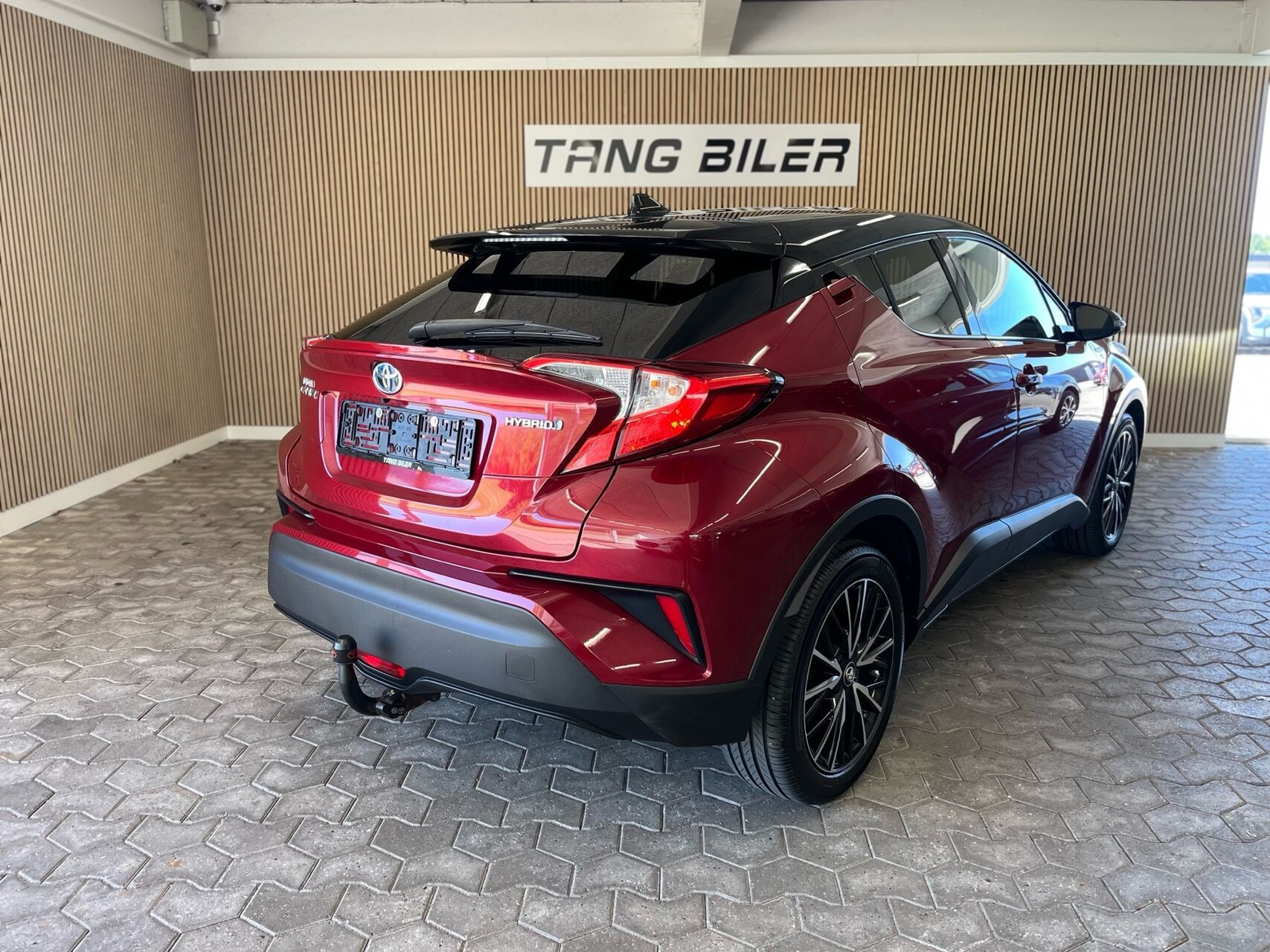 Rød Toyota C-HR fra 2018