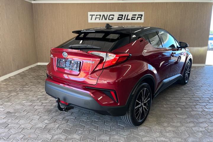Rød Toyota C-HR fra 2018