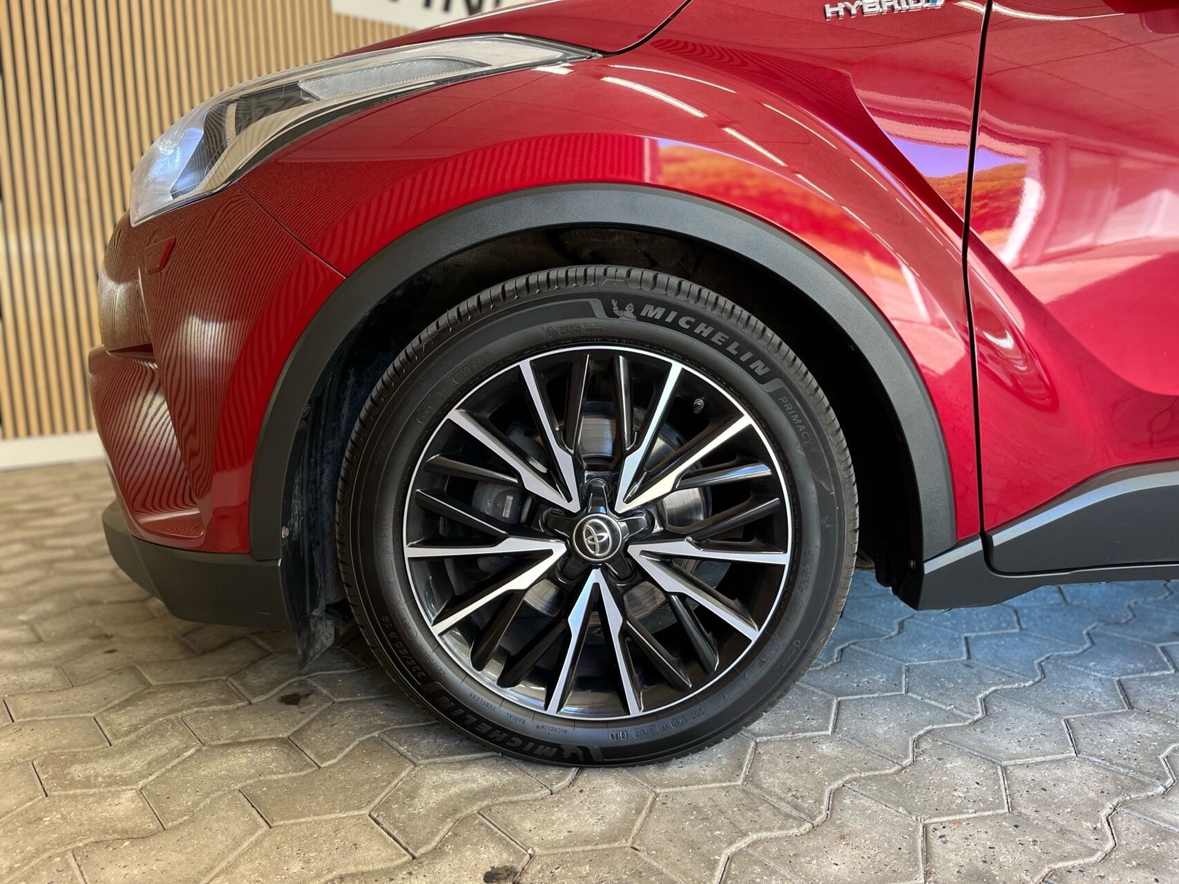Rød Toyota C-HR fra 2018