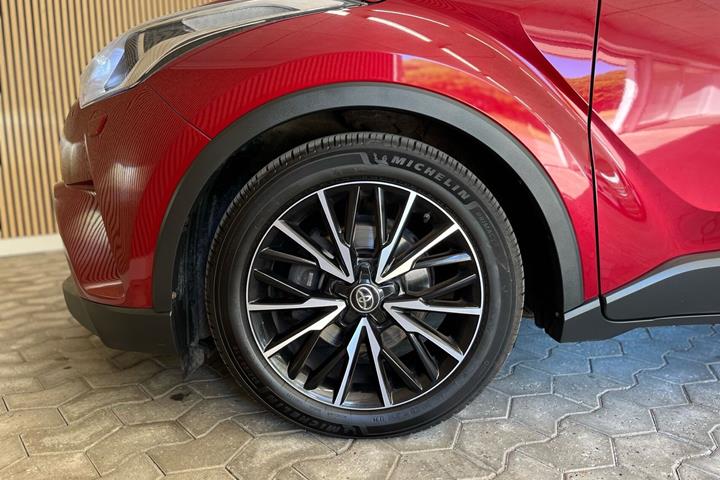 Rød Toyota C-HR fra 2018