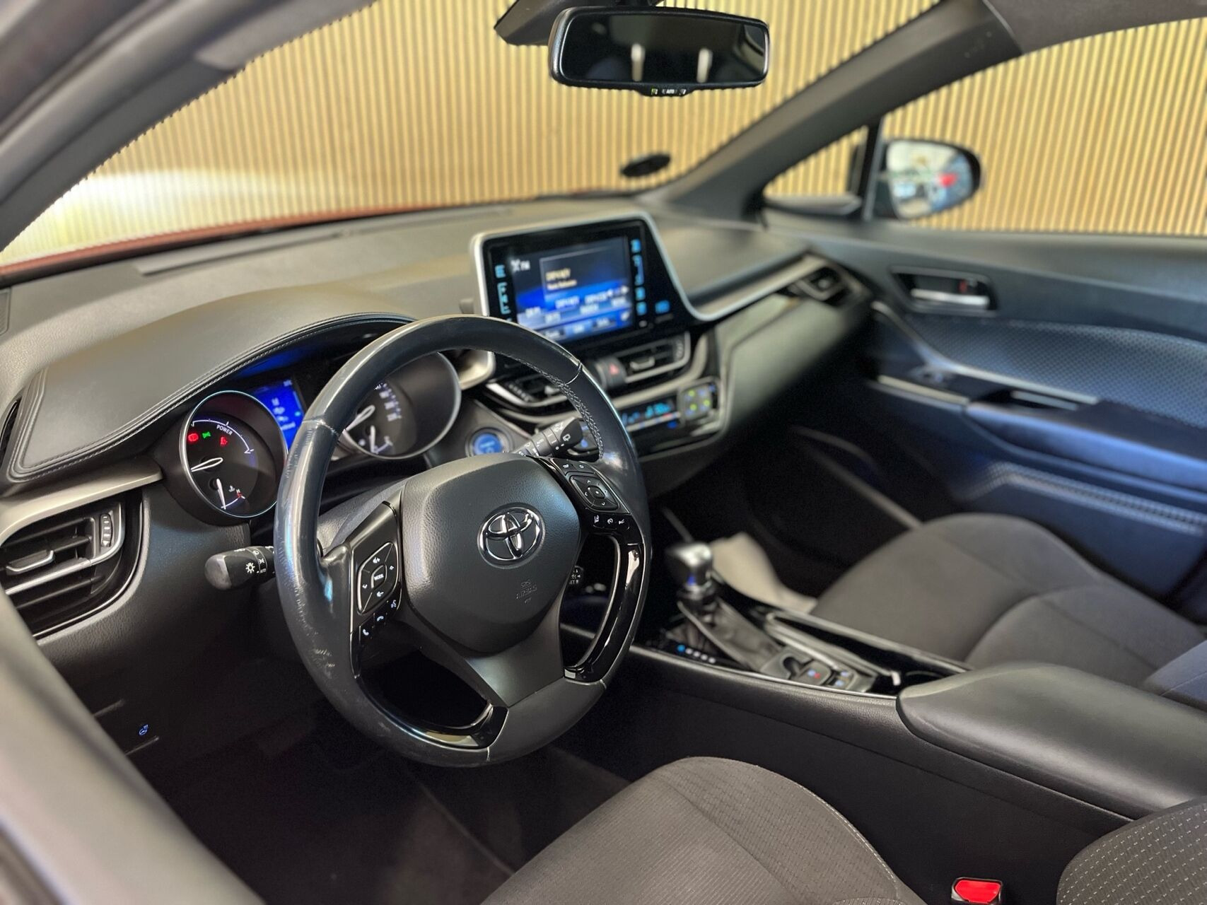 Rød Toyota C-HR fra 2018