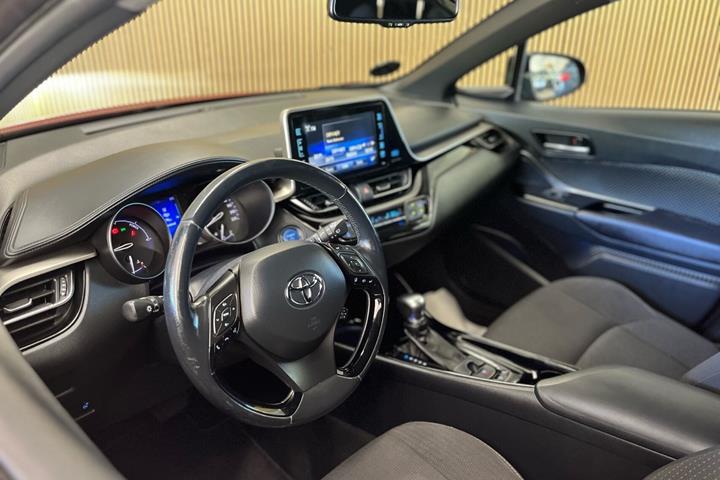 Rød Toyota C-HR fra 2018