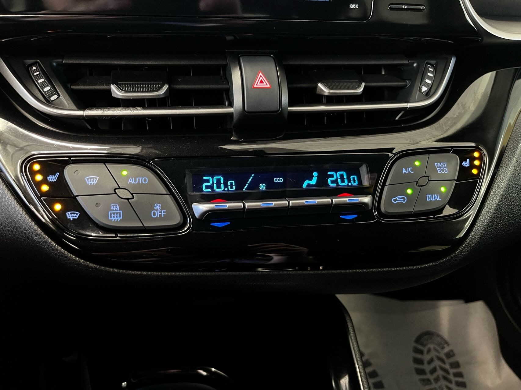 Rød Toyota C-HR fra 2018