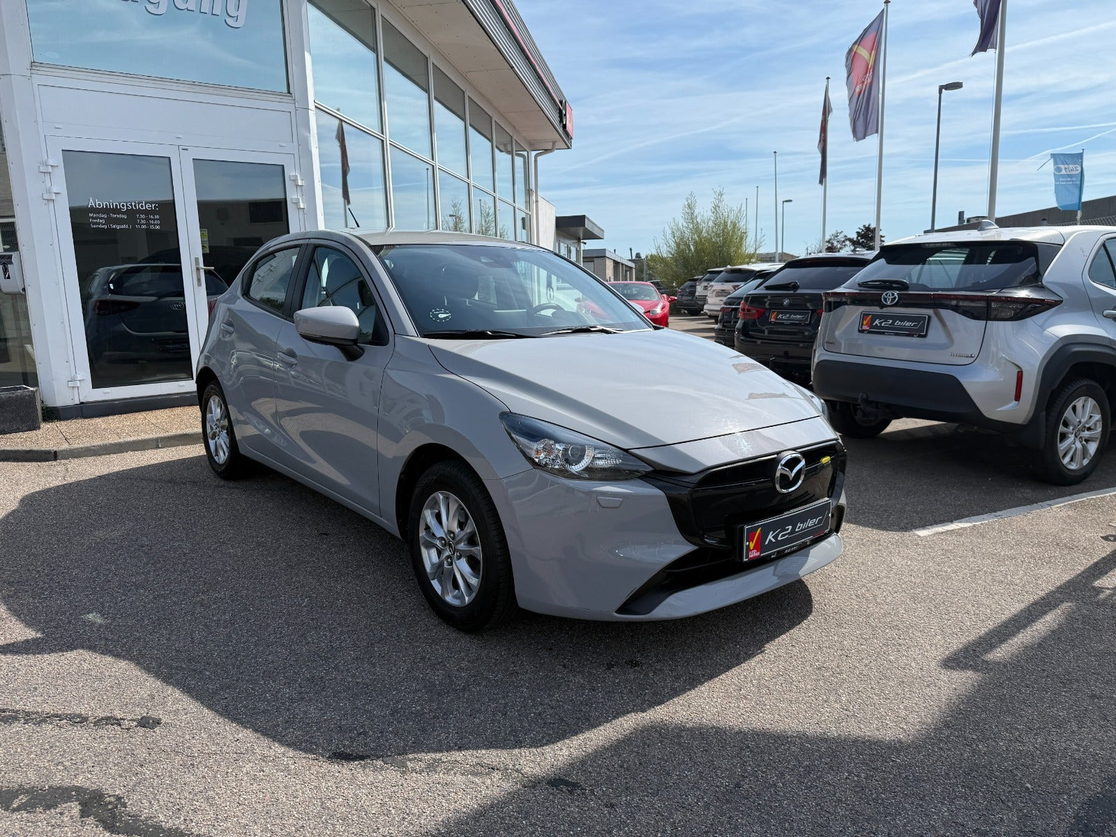 Grå Mazda 2 fra 2023