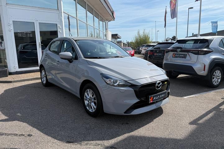 Grå Mazda 2 fra 2023