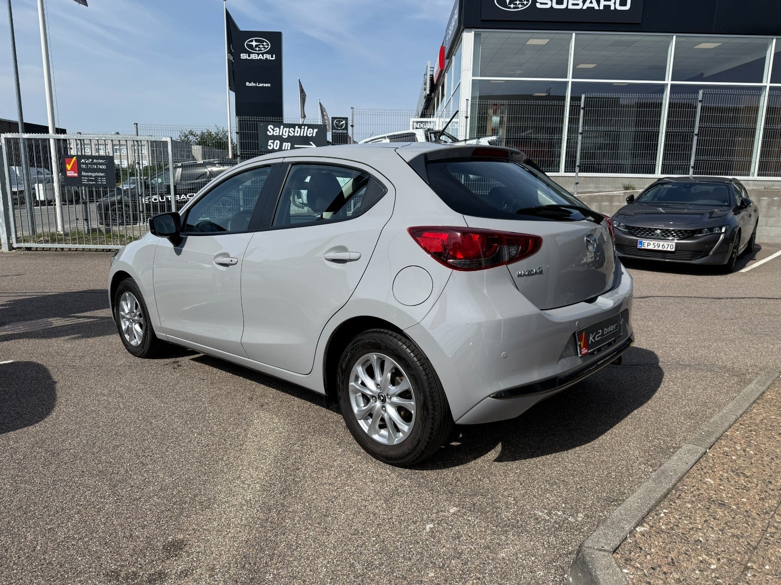 Grå Mazda 2 fra 2023