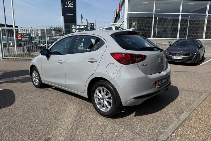 Grå Mazda 2 fra 2023