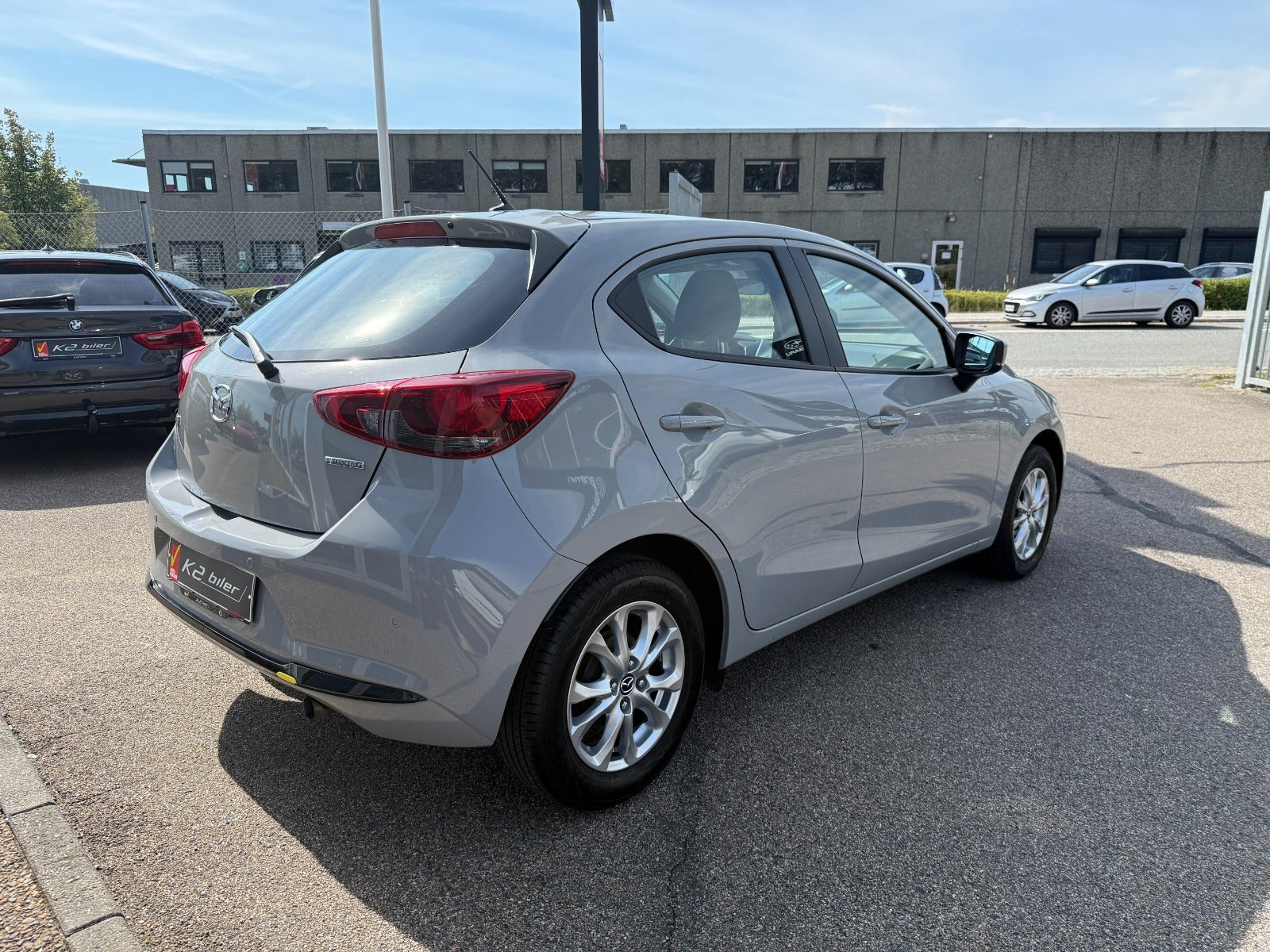 Grå Mazda 2 fra 2023