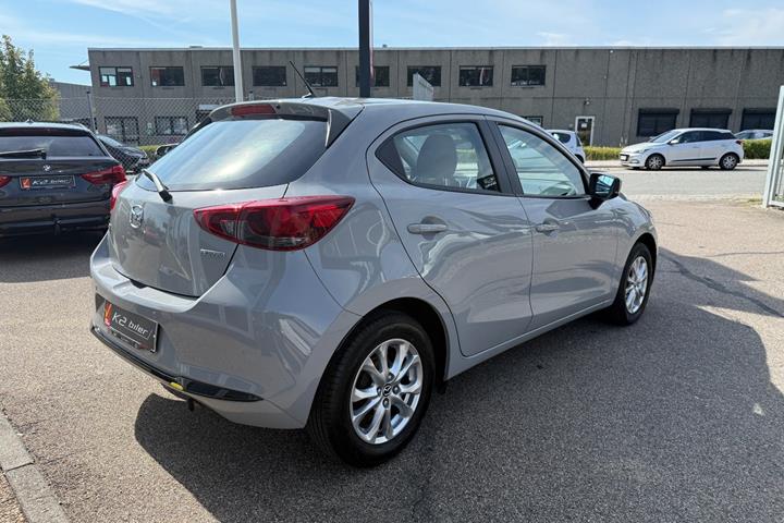 Grå Mazda 2 fra 2023