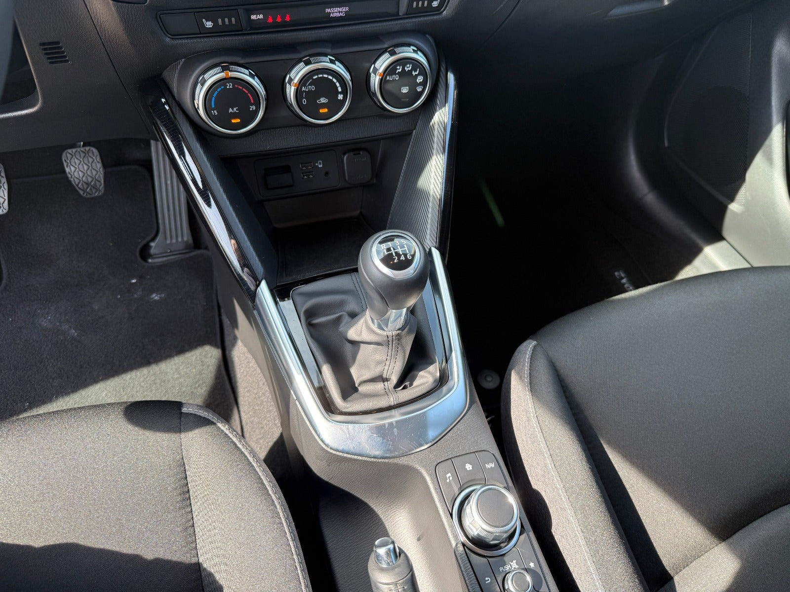 Grå Mazda 2 fra 2023