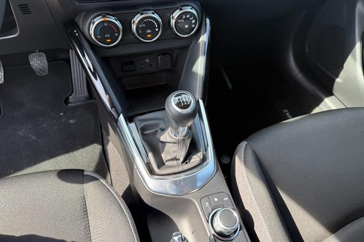 Grå Mazda 2 fra 2023