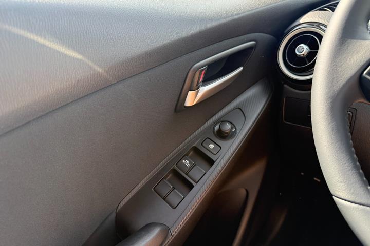 Grå Mazda 2 fra 2023
