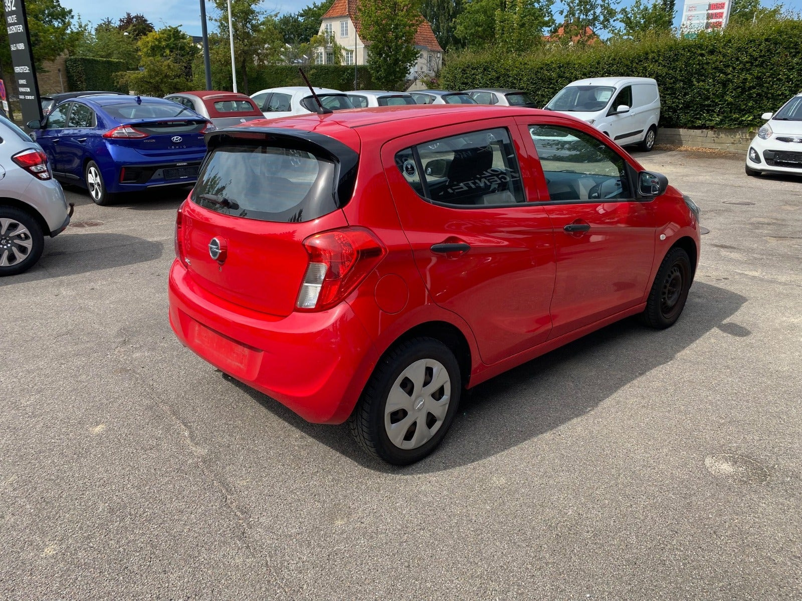 Rød Opel Karl fra 2016