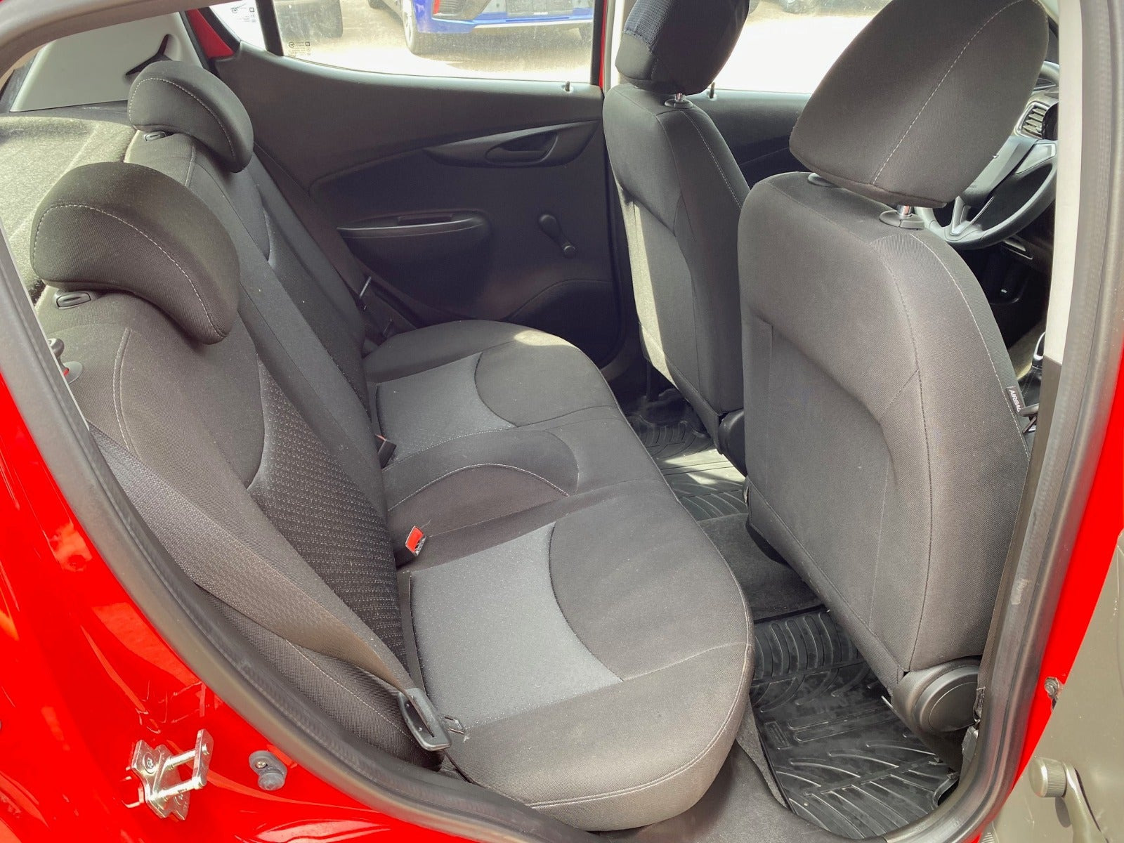 Rød Opel Karl fra 2016