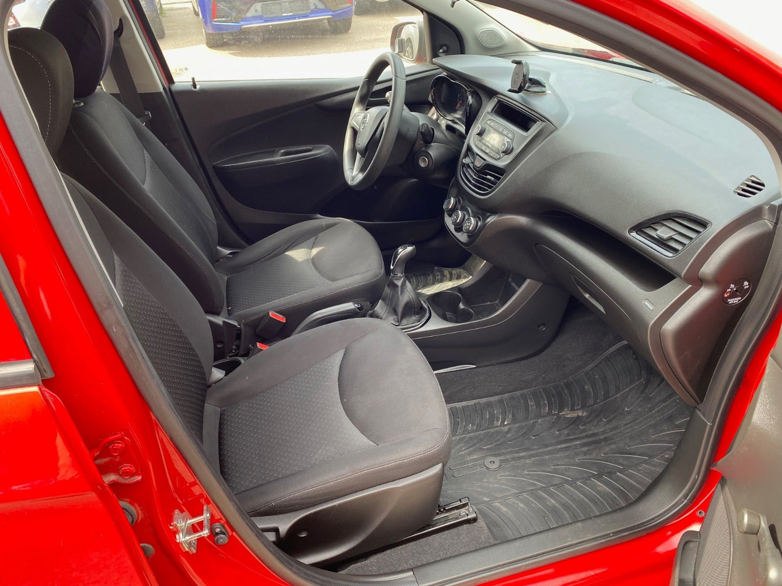 Rød Opel Karl fra 2016