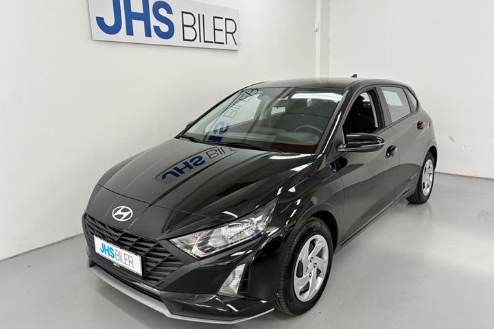 Grå Hyundai i20 fra 2024 set udefra