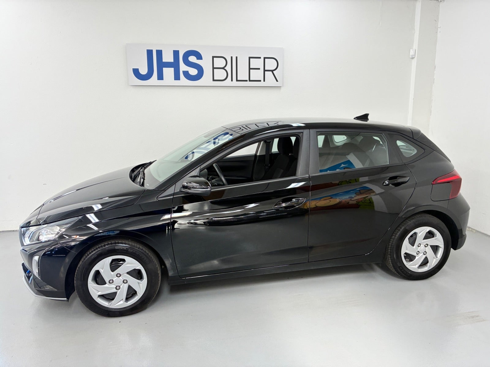 Grå Hyundai i20 fra 2024