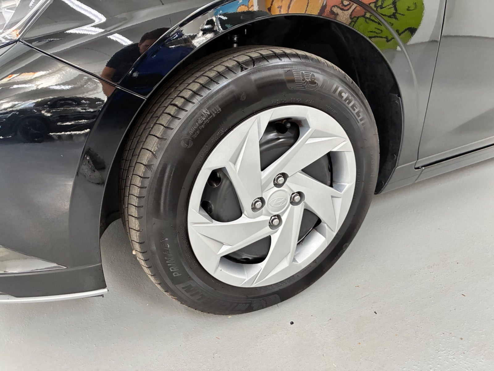 Grå Hyundai i20 fra 2024