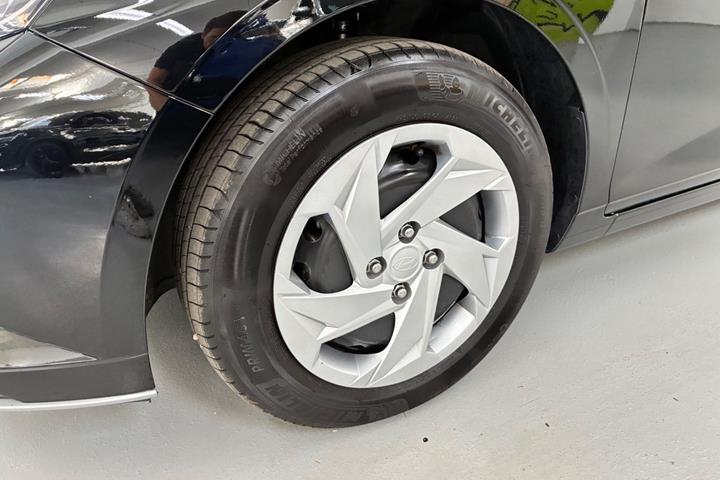 Grå Hyundai i20 fra 2024