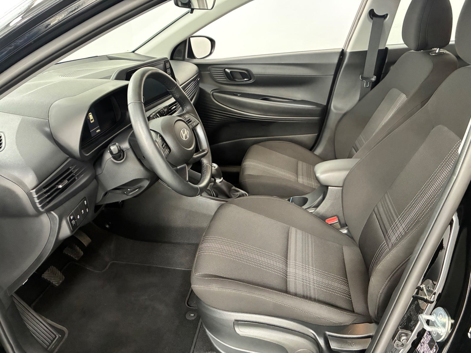 Grå Hyundai i20 fra 2024