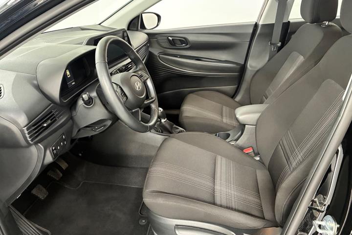 Grå Hyundai i20 fra 2024