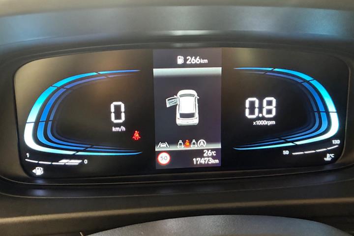 Grå Hyundai i20 fra 2024