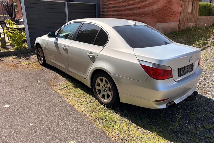 Sølv BMW 525i fra 2007