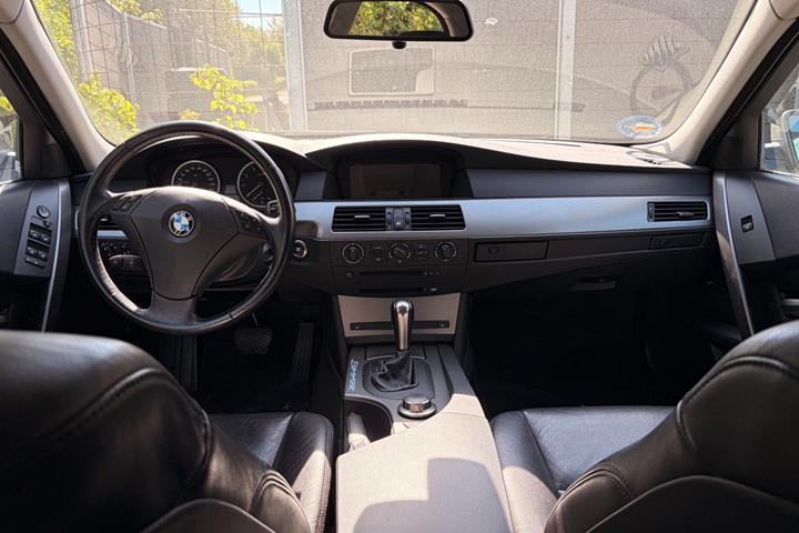 Sølv BMW 525i fra 2007