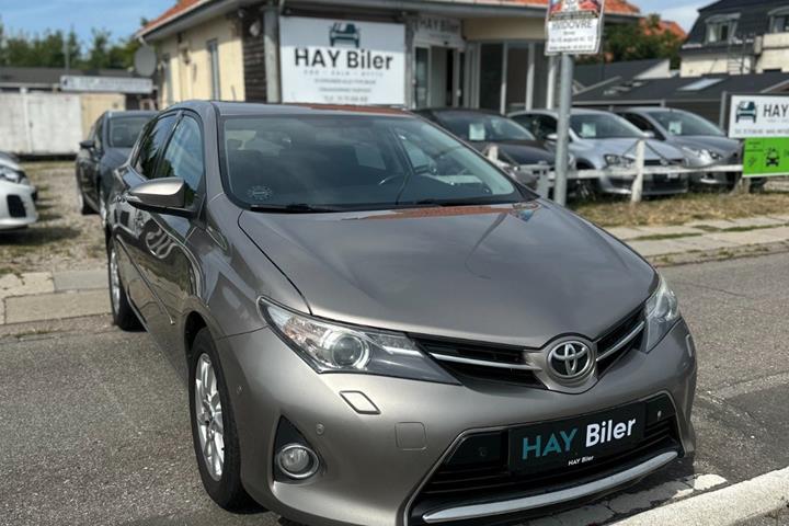 Brun Toyota Auris fra 2012