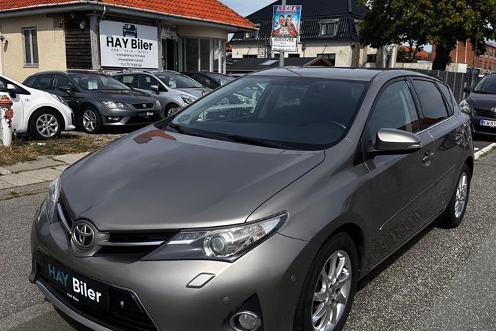 Brun Toyota Auris fra 2012