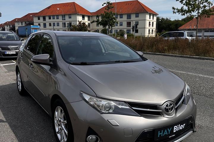 Brun Toyota Auris fra 2012
