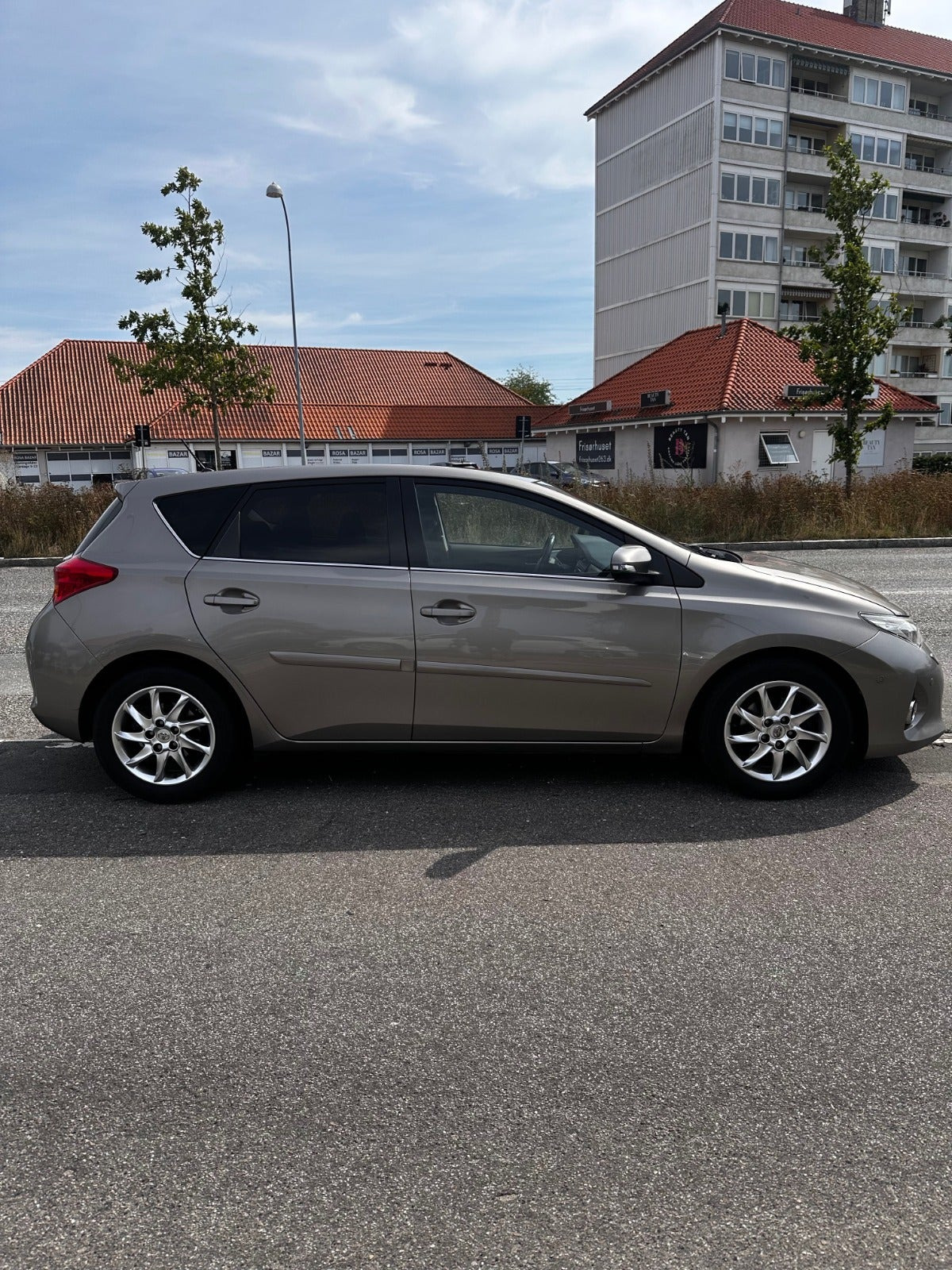 Brun Toyota Auris fra 2012
